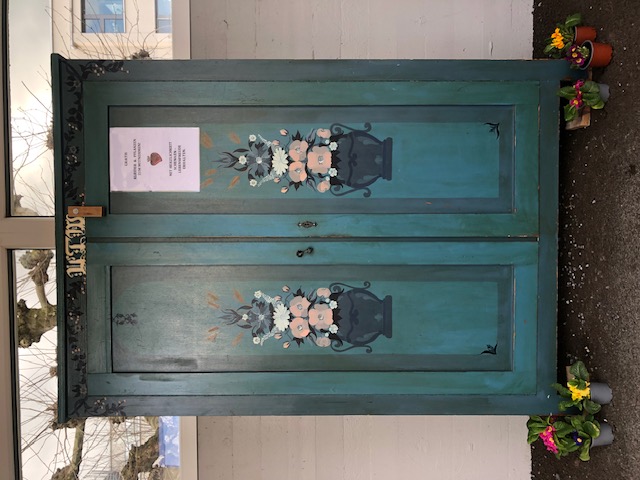 Offener Kleiderschrank beim Treffpunkt Meilen neu