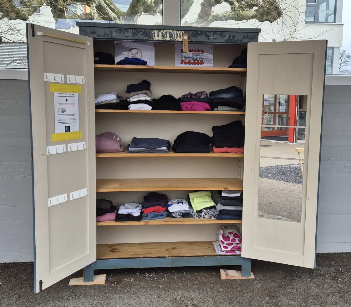 Offener Kleiderschrank beim Treffpunkt Meilen offen neu